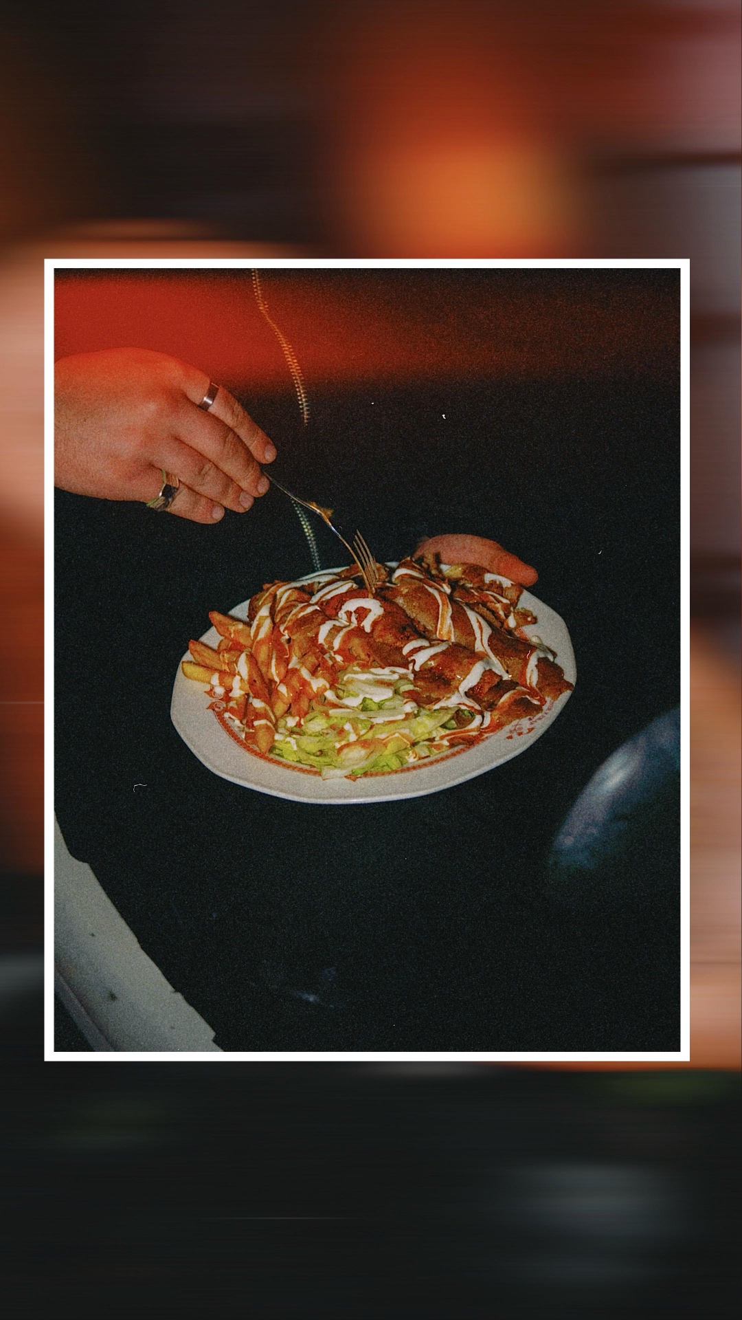 Plato kebab con patatas y ensalada